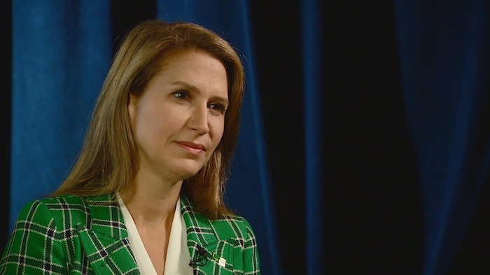 Caroline Mulroney en studio, habillée en vert et blanc pour la journée des Franco-Ontariens le 25 septembre.