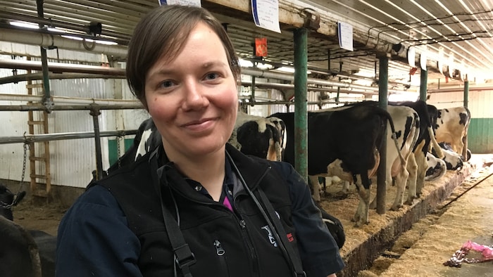 La vétérinaire Catherine Landry pose devant des vaches laitières à la ferme Macajo de Caplan