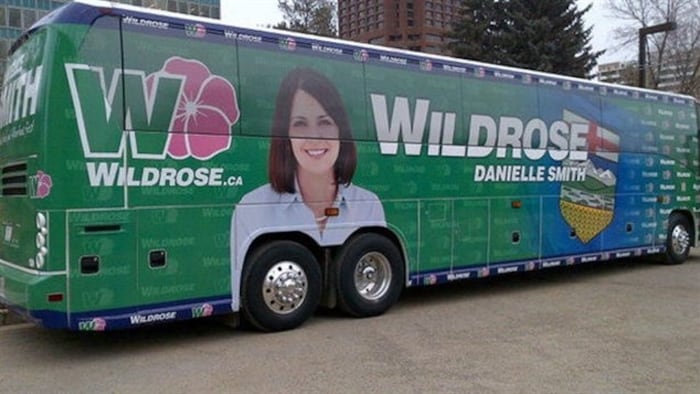 L'autobus de campagne de la candidate Danielle Smith, en 2012.