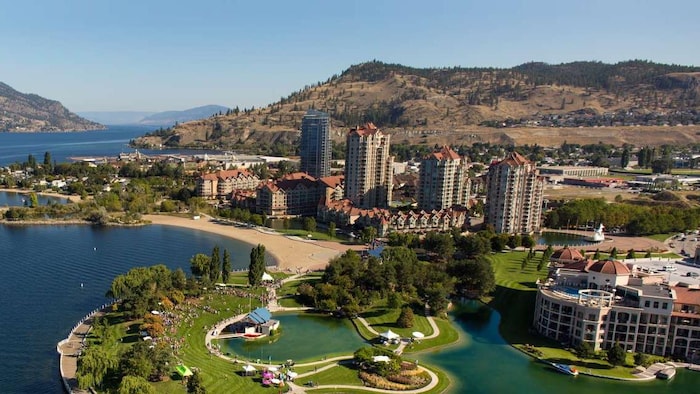 La ville de Kelowna sur la rive du lac Okanagan.