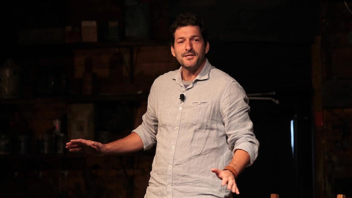 Le conteur madelinot Cédric Landry.