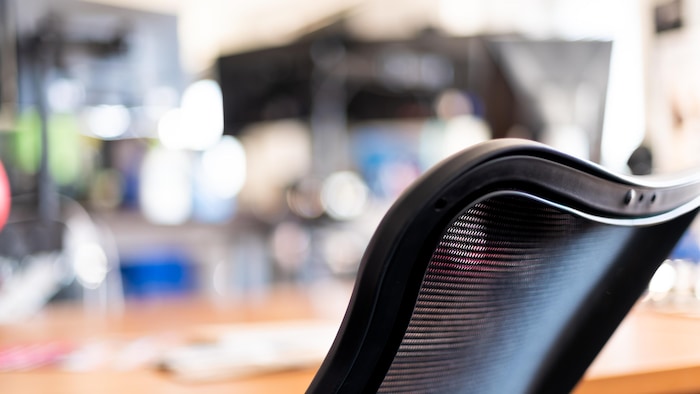 Une chaise vide dans un bureau.