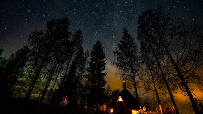 Imagen nocturna de un cielo con estrellas.