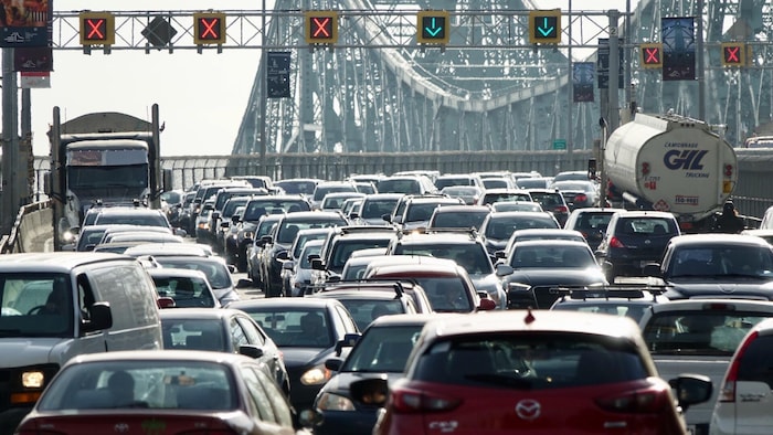 De nombreux véhicules sont pris dans la congestion sur le pont Jacques-Cartier, à l'heure de pointe matinale à Montréal.