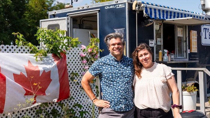 Joel Kimmel et Chantal Bennett devant un «chip stand» canadien.