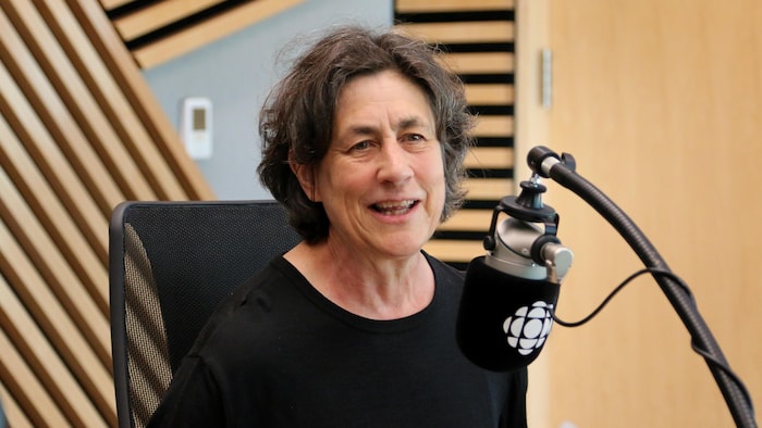 Elle parle avec le sourire au micro, assise au Studio 1 de la nouvelle Maison de Radio-Canada.
