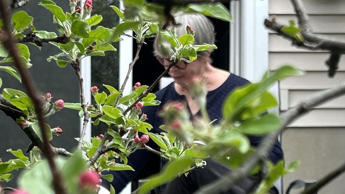 Chantale Pinard est sur son patio.