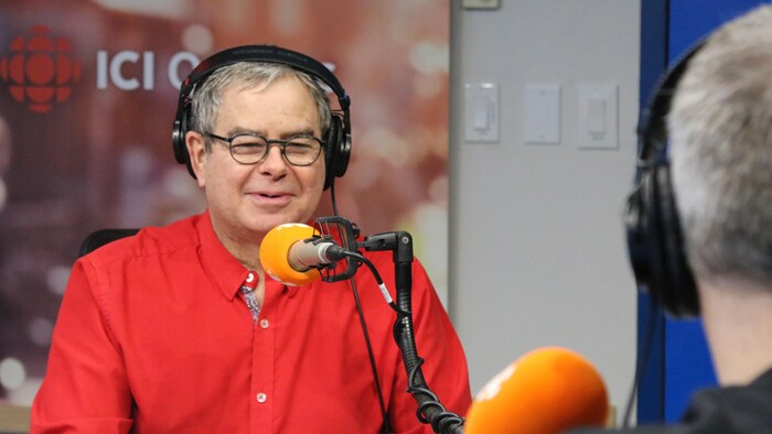 Le chimiste Normand Voyer dans les studios de Radio-Canada à Québec.