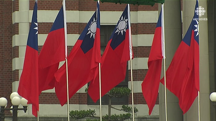 Des drapeaux de Taïwan flottent au vent.