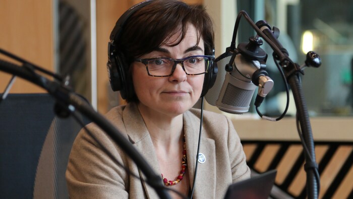 وزيرة الهجرة والفرنَسَة والاندماج في حكومة كيبيك، كريستين فريشيت، خلال مقابلة إذاعية مع راديو كندا.