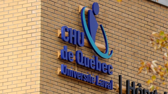 Plan rapproché de l'enseigne du CHU de Québec-Université Laval sur un mur extérieur de l'Hôpital de l'Enfant-Jésus.