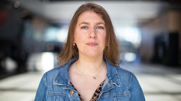 Claire Legendre dans l'atrium de Radio-Canada.