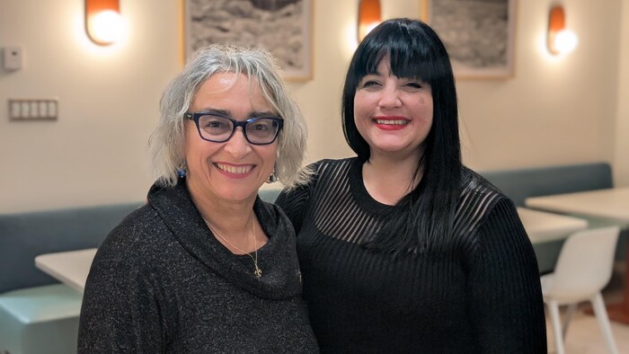 Deux femmes posent