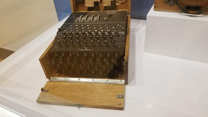 Una máquina de cifrado Enigma utilizada por las fuerzas alemanas durante la Segunda Guerra Mundial.