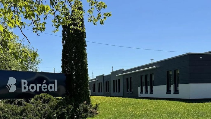 Affiche du Collège Boréal devant un établissement.