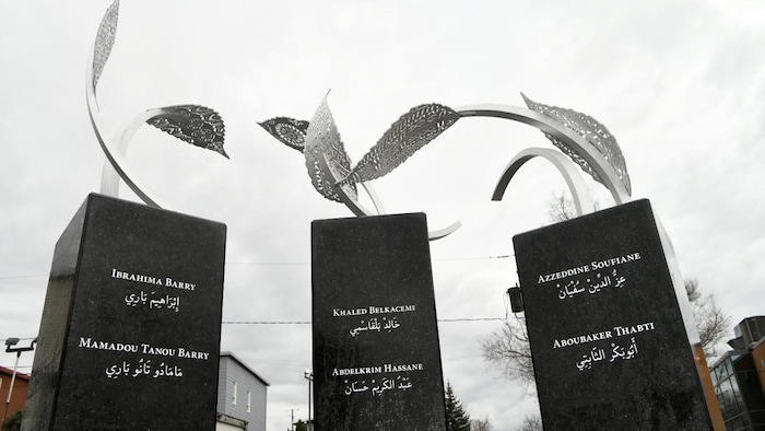trois pierres avec le nom des six personnes tuées, en français et en arabe.