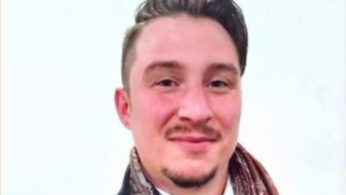 Arnaud Claude avec un foulard.