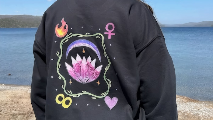 Lauryn Bumstead avec son design sur le dos de son chandail.
