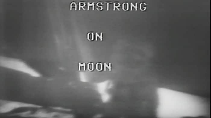 Image en noir et blanc provenant de la transmission en direct de la descente de Neil Armstrong sur la Lune.  
