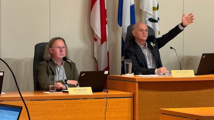 Le maire de Sept-Îles Denis Miousse et le conseiller municipal Guy Berthe durant le conseil municipal.