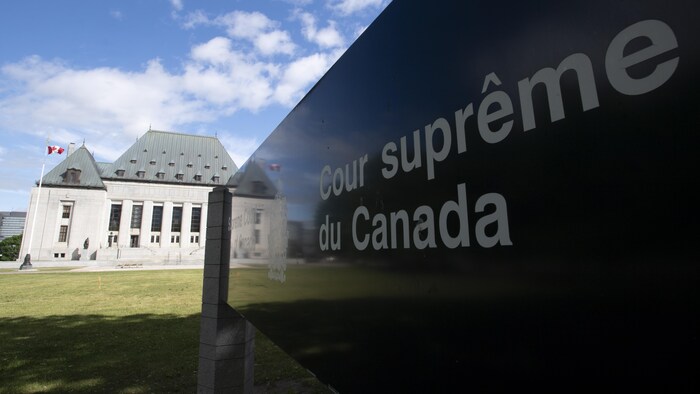 Vue de la façade de l'immeuble de la Cour suprême du Canada.