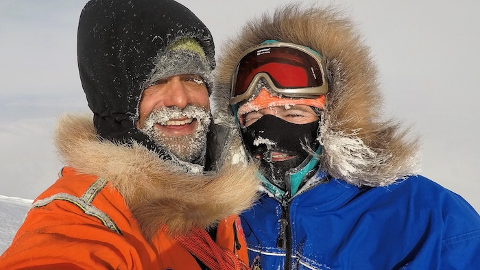 Le couple se prend en autoportrait au sommet d'une montagne
