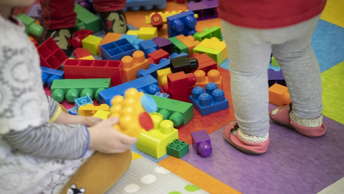 De jeunes enfants jouent avec des blocs de construction.