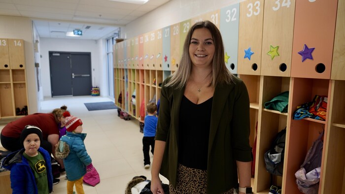 Katera Arsenault et des enfants à côté d'elle.