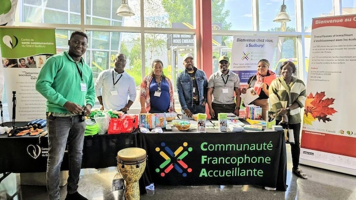 L’équipe du projet Communauté francophone accueillante devant un kiosque.