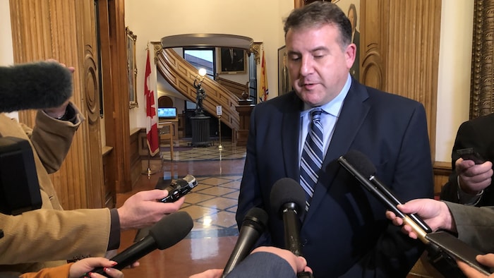Daniel Allain répond aux journalistes.