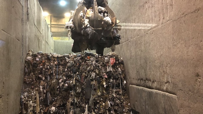 À l’incinérateur de Québec, des déchets sont manipulés avec une grue