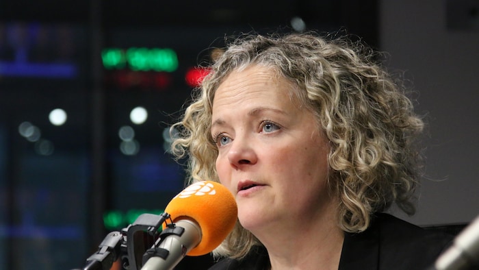 Mélissa Coulombe-Leduc au micro de C'est encore mieux l'après-midi.