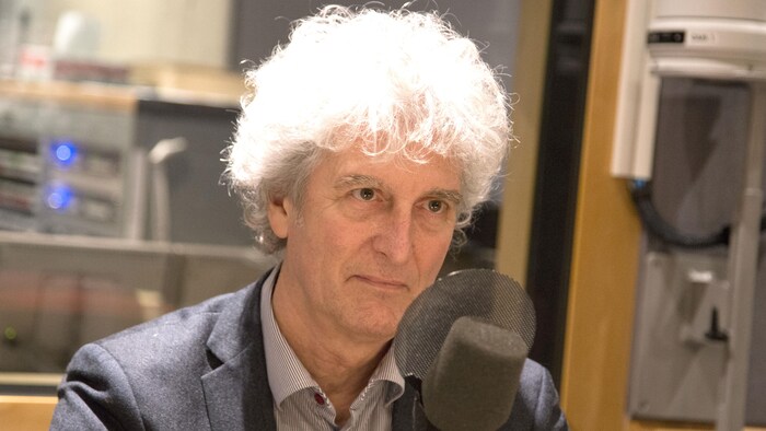Alain Saulnier dans un studio radio.