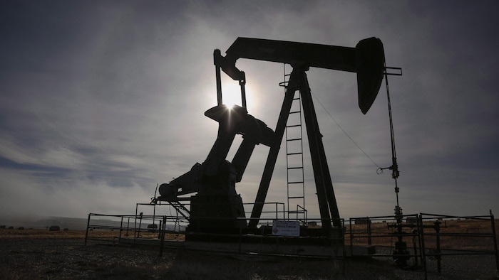 Una torre de extracción de petróleo.