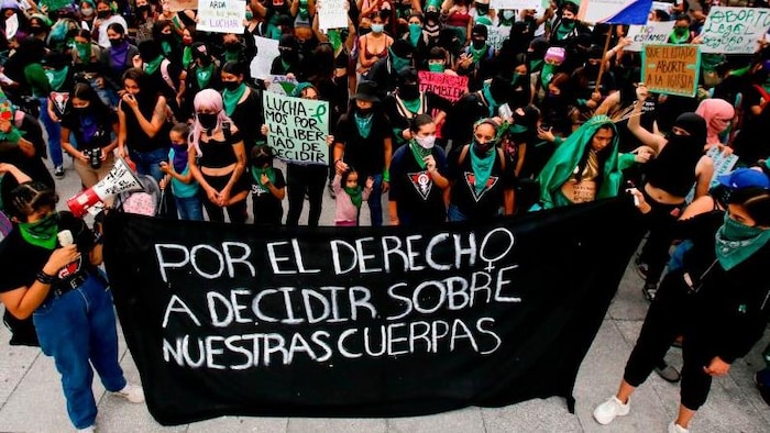 Des partisans de la légalisation de l’avortement lors d'une manifestation à Guadalajara, au Mexique, le 28 septembre 2020.