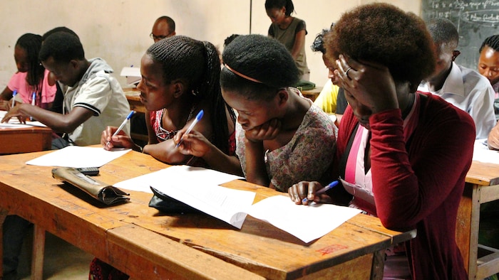 Des étudiants travaillent dans une classe.