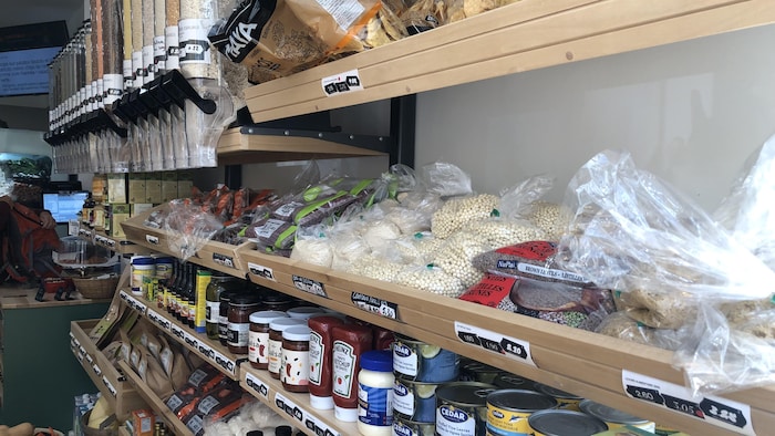 Les tablettes d'une épicerie solidaire.