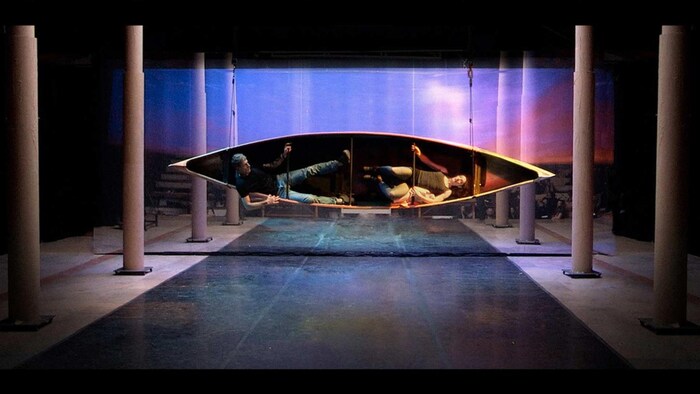 Deux comédiens sont couchés au fond d'un canot suspendu par le côté pour donner l'impression d'une vue plongeante.