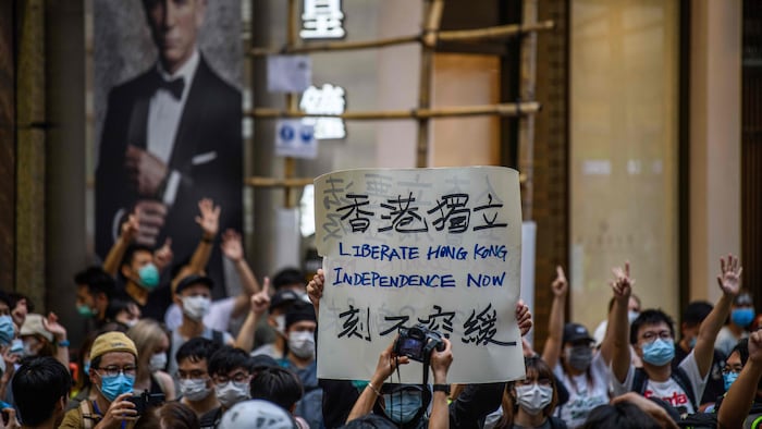 Manifestantes en las calles de Hong Kong sostienen una pancarta que dice "Liberen Hong Kong. Independencia ahora".