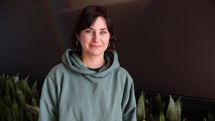 Sonia Cordeau sourit dans l'atrium de Radio-Canada.