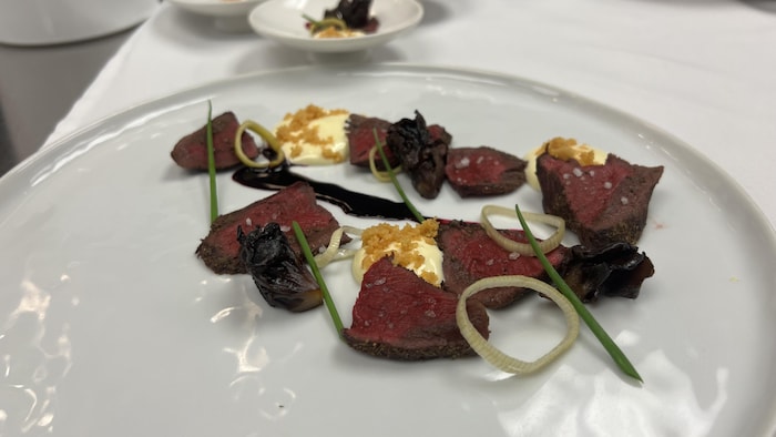 Une assiette contenant un mets cuisiné à partir de viande de loup-marin.
