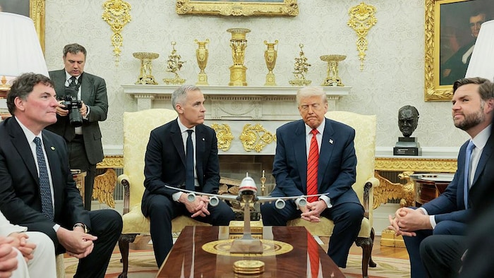 Photo du bureau ovale avec les différentes personnes des gouvernement américains et canadiens.
