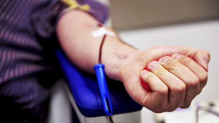 Le bras d'un donneur de sang.