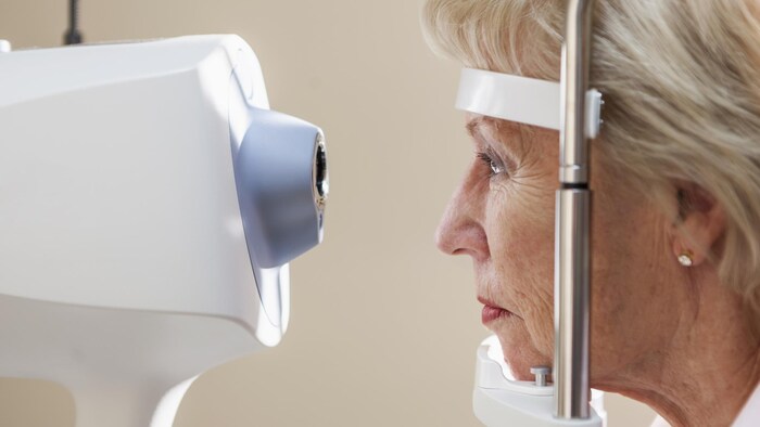 Une femme se soumet à un examen de la vue.