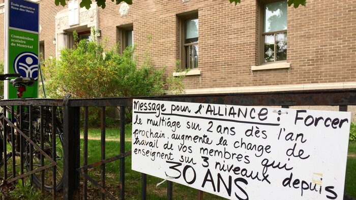 Un message placé devant l'école alternative Rose-des-Vents à Montréal où des parents et des professeurs manifestent pour sauver des classes multiniveaux.