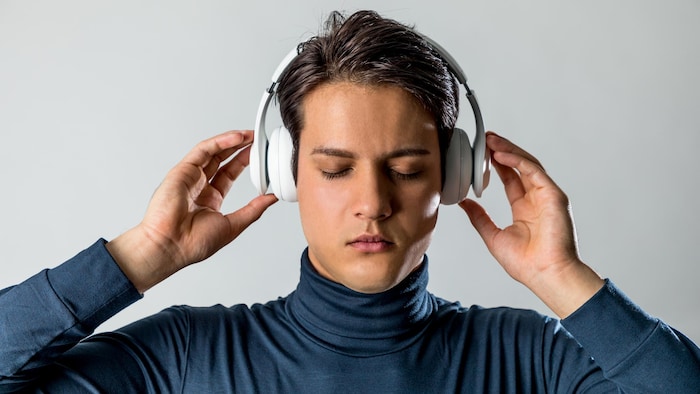 Una persona está escuchando música con unos auriculares inalámbricos.