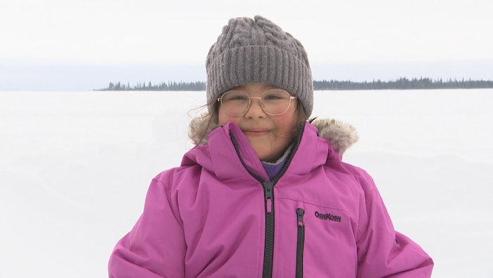 Kierra McKenzie est assise dans le froid, attendant patiemment d'attraper un poisson.