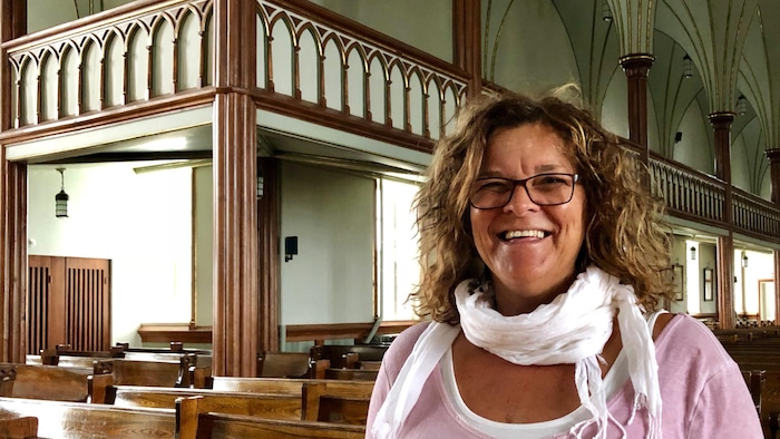 Élaine Richard dans l'église St-Pierre-de-la-Vernière aux Îles-de-la-Madeleine.