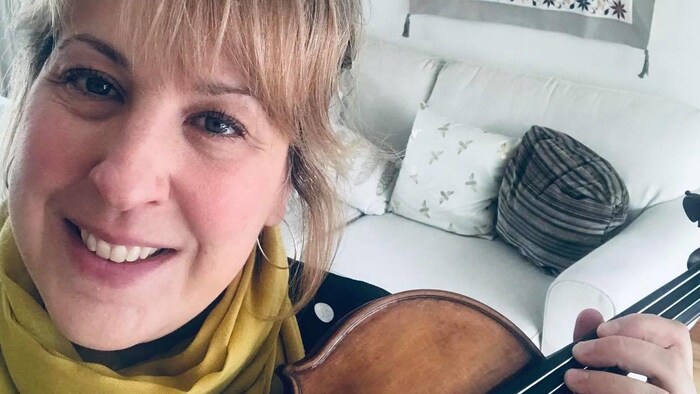Élise Lavallée tient son violon en main.