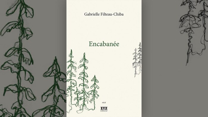 Image de la couverture du livre &laquo; Encaban&eacute;e &raquo;, de Gabrielle Filteau-Chiba : trois silhouettes de conif&egrave;res trac&eacute;es au crayon vert au premier plan, deux conif&egrave;res stylis&eacute;s au crayon noir &agrave; l'arri&egrave;re-plan, sur fond &eacute;cru.